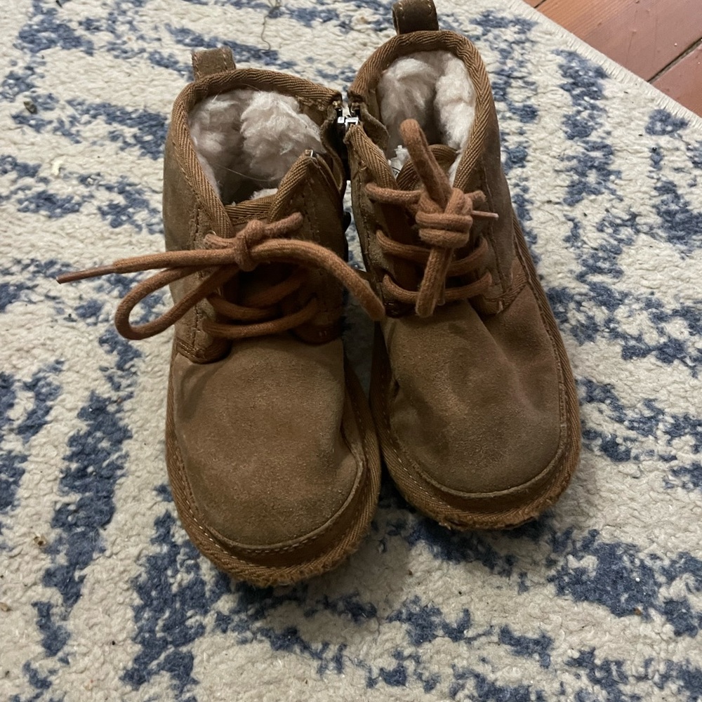 Boys Ugg boot nuemel
